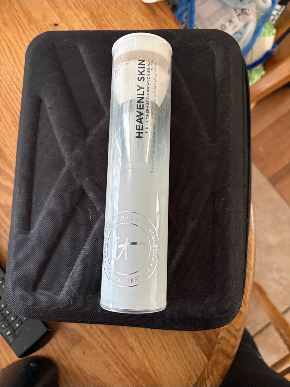 it cosmetics Heavenly Skin Full Coverage Foundation Brush - White Clear Case